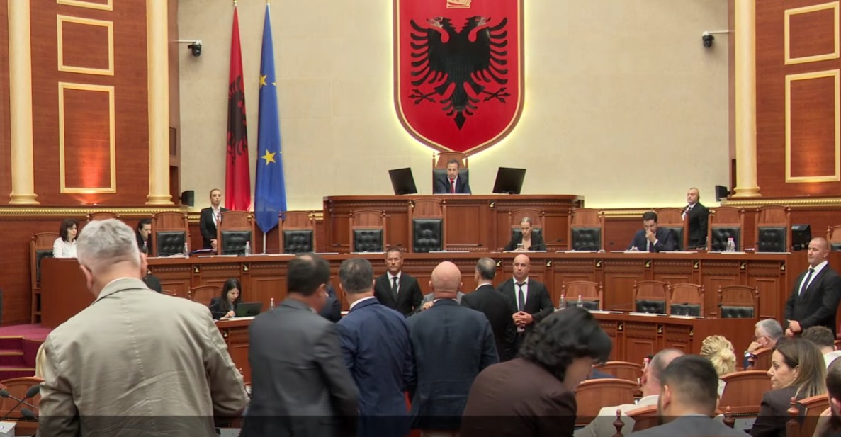 tensionet ne kuvend
