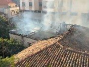 PAMJE/ Përfshihet nga flakët një banesë në qendër të Durrësit, shkrumbohet totalisht nga brenda